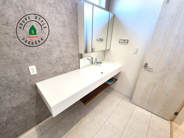 福岡市西区横浜2丁目第1-1棟（1号棟）の独立洗面台|毎日使うものだから清潔な空間を保ちたい水回り。洗面にはそんな願いを解消させてくれる収納アイデアが満載です。三面鏡の裏側にはキャビネットが現れ小物から背の高い物まで収納できます。