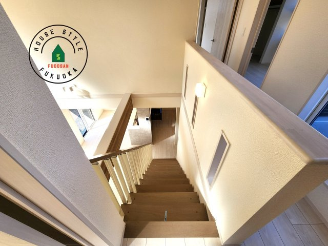 福岡市西区横浜2丁目第1-1棟（1号棟）の内装|＜手すり付階段＞手すりがないと階段の昇り降りで危険なことはもちろん、壁に手をつきながら歩くことで壁紙が汚れやすくなります。すべての方に快適に昇り降りしていただくため、手すりを設置しました。