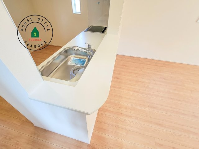 福岡市南区屋形原1丁目第1-2棟（2号棟）の内観：施工例|ダイニングテーブルへの配膳がラクラク、お料理はかどるカウンター付きシステムキッチン！