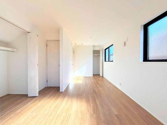 保土ヶ谷区権太坂2丁目　新築戸建て　第1の洋室|［モデルハウス］◆柔らかい陽光が差し込む明るいお部屋を演出する設計。彩光の取れる窓が気持ちの良いお部屋を創り上げます。
