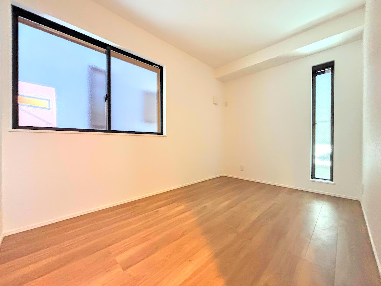 保土ヶ谷区権太坂2丁目　新築戸建て　第1の洋室|［モデルハウス］◆室内はいつも明るい印象なので気持ちの良い朝を迎えられます。各部屋にはクローゼットを完備しており、収納が多いお家はすっきりして快適空間です。
