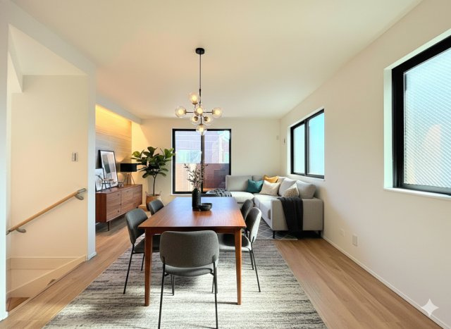 保土ヶ谷区権太坂2丁目　新築戸建て　第1のその他|［モデルハウス］◆一家だんらんのスペースとなるＬＤＫ。窓から明るい光が差し込み、思わず家族の会話も弾む快適な空間。
