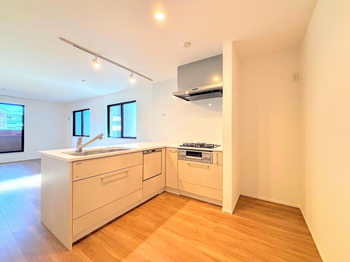 保土ヶ谷区権太坂2丁目　新築戸建て　第1のその他|［モデルハウス］◆キッチンからダイニングやリビングが見渡せるキッチン。料理をしながら家族とコミュニケーションをとれるだけでなく、大きな開放感も得られることができます。
