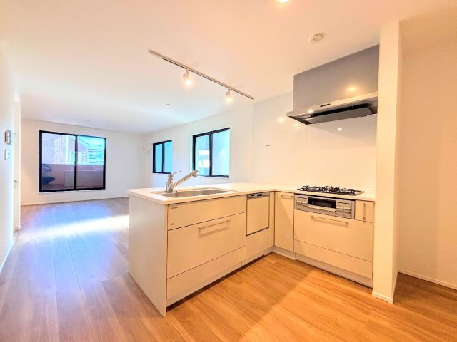 保土ヶ谷区権太坂2丁目　新築戸建て　第1の玄関|［モデルハウス］◆デザイン性と機能性を兼ね備えたキッチンです。リビングスペースとの一体感が生まれ、広々空間を演出してくれます。
