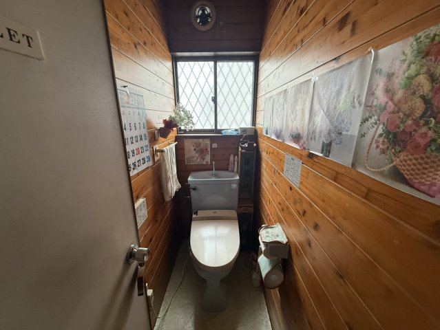 豊中市刀根山六丁目戸建のトイレ|トイレにも窓がついてます！