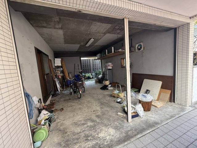 豊中市刀根山六丁目戸建の駐車場|シャッター付車庫！北がと南側にシャッター付いてます！