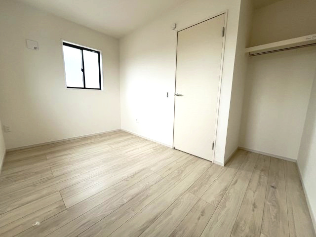 所沢市中富　新築戸建ての洋室|5.4帖の洋室！クローゼットは扉がなく、スタイリッシュな印象です