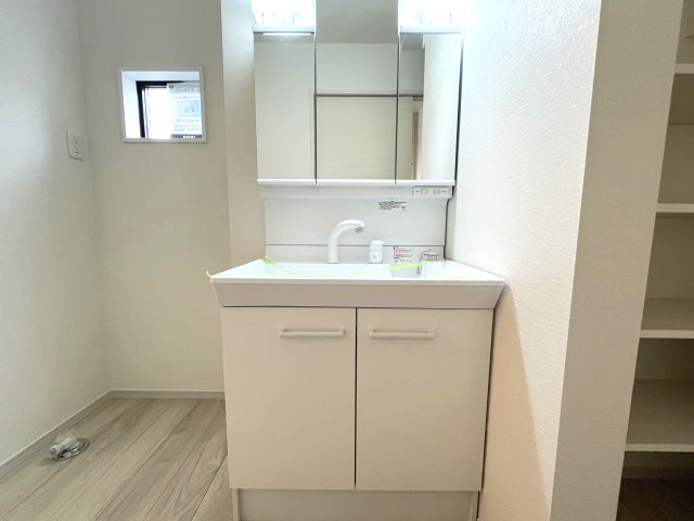 所沢市中富　新築戸建ての独立洗面台|三面鏡の洗面化粧台はとても便利ですよね♪