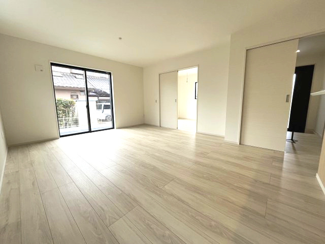 所沢市中富　新築戸建ての居間・リビング|17帖の広々リビングです♪