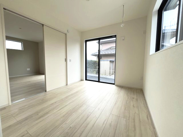 所沢市中富　新築戸建ての洋室|リビング横5.4帖の洋室です！雨の日も安心な室内干し付き♪