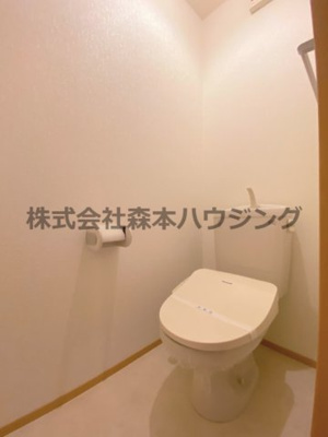 【トイレ】 | 　リヴェール香里園 | 落ち着いた色調のトイレです