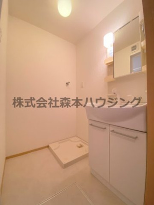 【洗面所】 | 　リヴェール香里園 | スペースが確保できる洗面所です