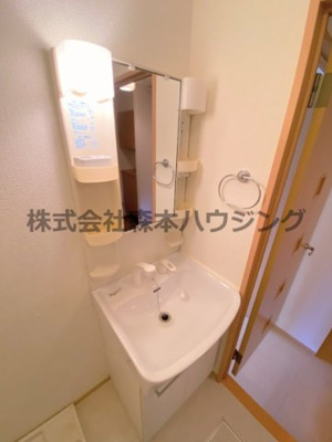 【独立洗面台】 | 　リヴェール香里園 | 独立洗面台、小物を置くことができて便利です