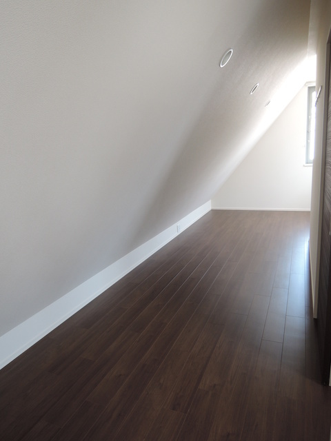 ＡＸＩＳ高田馬場の洋室|★傾斜がありますが床面積の広い３階です★