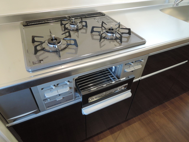 ＡＸＩＳ高田馬場のキッチン|ガスコンロ３口グリル付きシステムキッチン