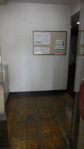 岡ビルのエントランス
