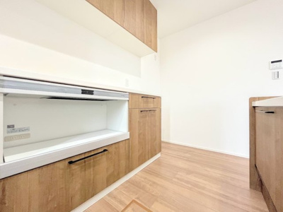 【内観：施工例】 | ◆横浜市港南区芹が谷新築2号棟◆ | 【モデルルーム】◆散らかりやすいキッチン周りには嬉しい収納棚。常に整理整頓を意識しなくてもキレイを保てます。

