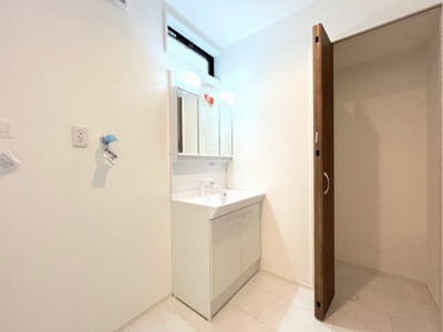 【内観：施工例】 | ◆横浜市港南区芹が谷新築2号棟◆ | 【モデルルーム】◆ご家族の1日が始まり、1日が終わりを締めくくる洗面空間。洗濯機を配置しても十分なスペースを確保した設計となっております。