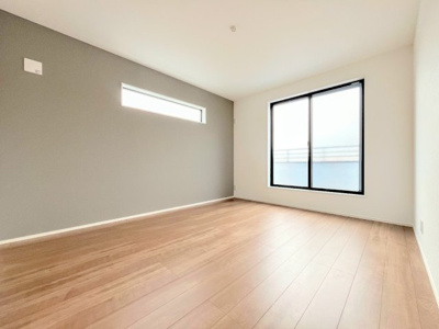 【内観：施工例】 | ◆横浜市港南区芹が谷新築2号棟◆ | 【モデルルーム】◆室内はいつも明るい印象なので気持ちの良い朝を迎えられます。各部屋にはクローゼットを完備しており、収納が多いお家はすっきりして快適空間です。