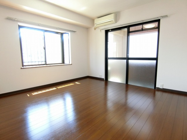 スタシオン梅田イーストの居間・リビング|スタシオン梅田イースト　洋室