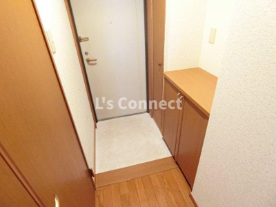 【玄関】 | グリシーヌ・Ｓ | 玄関には下駄箱と収納付き。