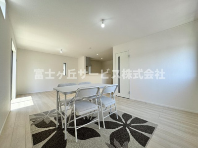 【居間・リビング】 | 静岡市清水区村松原1丁目 4期 新築一戸建て 1号棟 | リビングダイニングです
