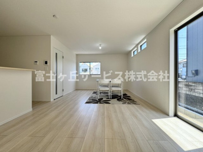 【居間・リビング】 | 静岡市清水区村松原1丁目 4期 新築一戸建て 1号棟 | リビングです