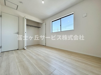 【洋室】 | 静岡市清水区村松原1丁目 4期 新築一戸建て 1号棟 | バルコニーに面した洋室です