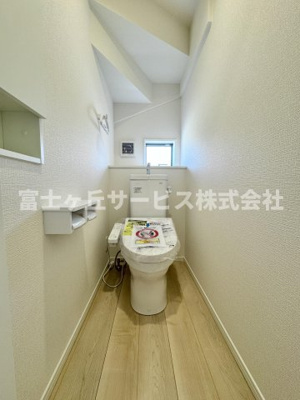 【トイレ】 | 静岡市清水区村松原1丁目 4期 新築一戸建て 1号棟 | 1Fトイレです
2Fにも同タイプのトイレがあります