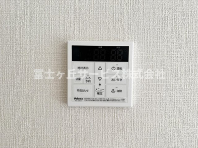 【発電・温水設備】 | 静岡市清水区村松原1丁目 4期 新築一戸建て 1号棟 | リビングからも操作ができて便利です
