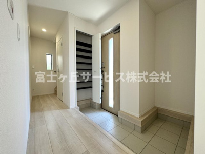 【玄関】 | 静岡市清水区村松原1丁目 4期 新築一戸建て 1号棟 | 収納もある玄関です