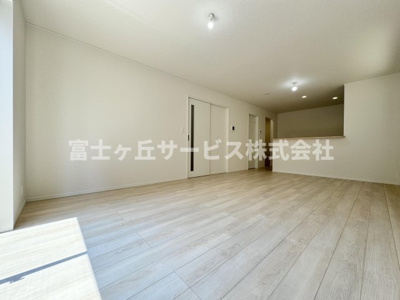 【居間・リビング】 | 静岡市清水区村松原1丁目 4期 新築一戸建て 2号棟 | リビングダイニングです