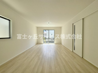 【居間・リビング】 | 静岡市清水区村松原1丁目 4期 新築一戸建て 2号棟 | リビングです