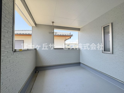 【バルコニー】 | 静岡市清水区村松原1丁目 4期 新築一戸建て 2号棟 | 急な天候の変化にも心強いインナーバルコニー
