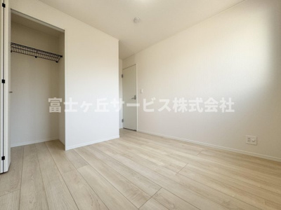 【洋室】 | 静岡市清水区村松原1丁目 4期 新築一戸建て 2号棟 | 収納もある洋室です