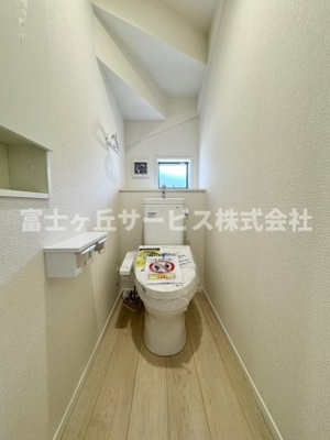 【トイレ】 | 静岡市清水区村松原1丁目 4期 新築一戸建て 2号棟 | 1Fトイレです
2Fにも同タイプのトイレがあります
