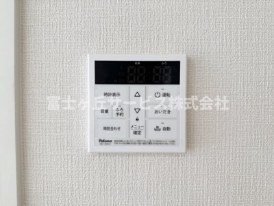 【発電・温水設備】 | 静岡市清水区村松原1丁目 4期 新築一戸建て 2号棟 | リビングからも操作ができて便利です