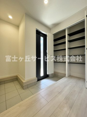 【玄関】 | 静岡市清水区村松原1丁目 4期 新築一戸建て 2号棟 | 収納もある玄関です