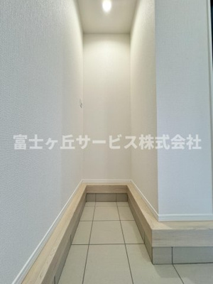 【収納】 | 静岡市清水区村松原1丁目 4期 新築一戸建て 2号棟 | 玄関の土間収納です