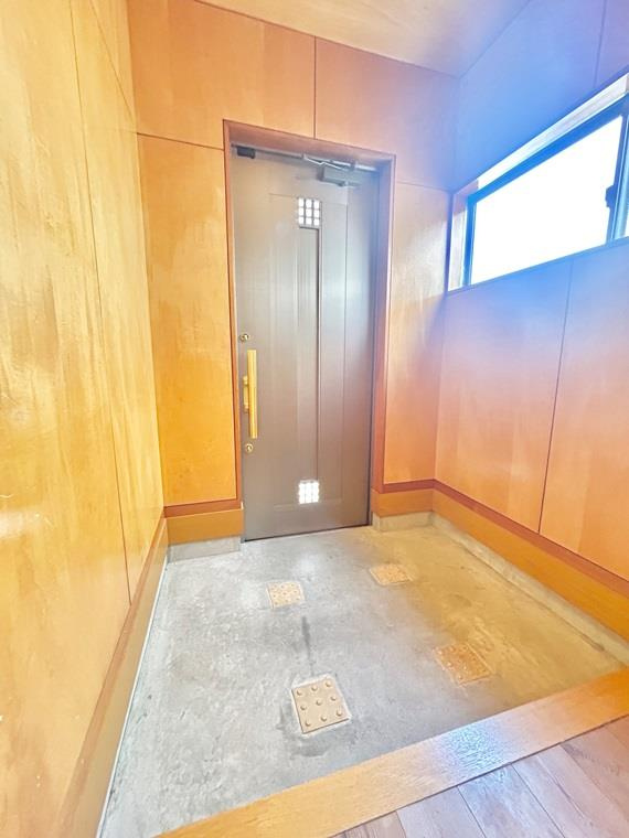 北野町字二番訳戸建の玄関