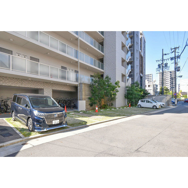 エスリード新栄プライムの駐車場