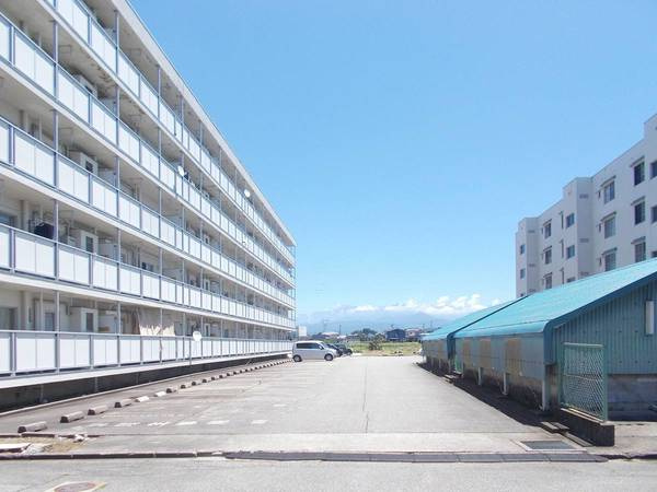 ビレッジハウス富山南2号棟の駐車場|駐車場完備です