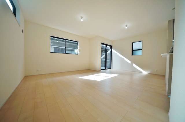 【横浜市瀬谷区瀬谷6丁目18-12全2棟新築戸建て】★仲介手数料無料★（大門小学校・瀬谷中学校）の居間・リビング