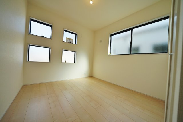 【横浜市瀬谷区瀬谷6丁目18-12全2棟新築戸建て】★仲介手数料無料★（大門小学校・瀬谷中学校）の洋室