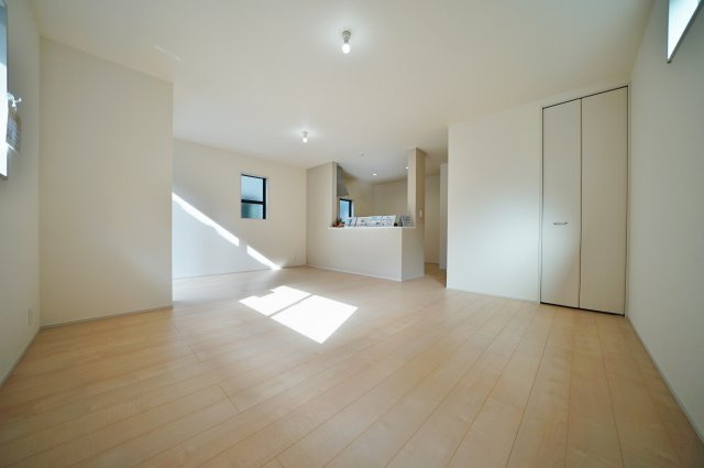 【横浜市瀬谷区瀬谷6丁目18-12全2棟新築戸建て】★仲介手数料無料★（大門小学校・瀬谷中学校）の居間・リビング