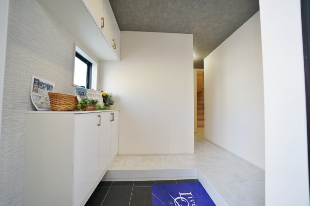 【横浜市瀬谷区瀬谷6丁目18-12全2棟新築戸建て】★仲介手数料無料★（大門小学校・瀬谷中学校）の玄関