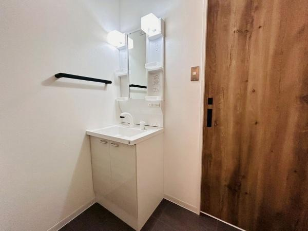 【独立洗面台】 | ターミナルマンション朝日プラザ堺　中古マンション | 便利なシャワー付き洗面化粧台♪