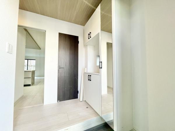 世田谷区喜多見１丁目の新築一戸建の内観：施工例|落ち着いた色合いのトイレは、保温・洗浄機能付きです。