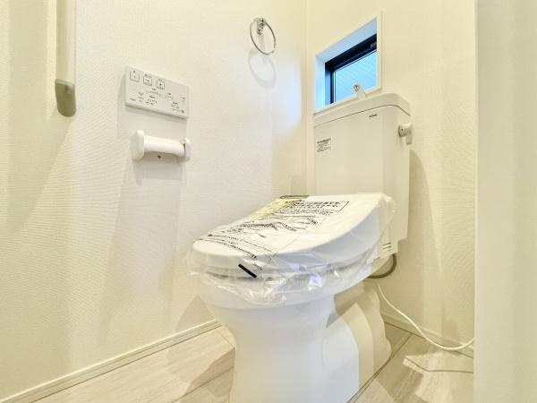 世田谷区喜多見１丁目の新築一戸建の内観：施工例|施工例：大きな鏡の洗面台。背面はキャビネットでメンテナンス性も高く、長く使える製品です。