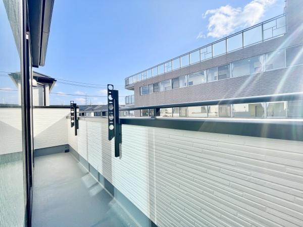 世田谷区喜多見１丁目の新築一戸建の前面道路含む現地写真|（2026年2月　撮影）前面道路１０ｍでございます！